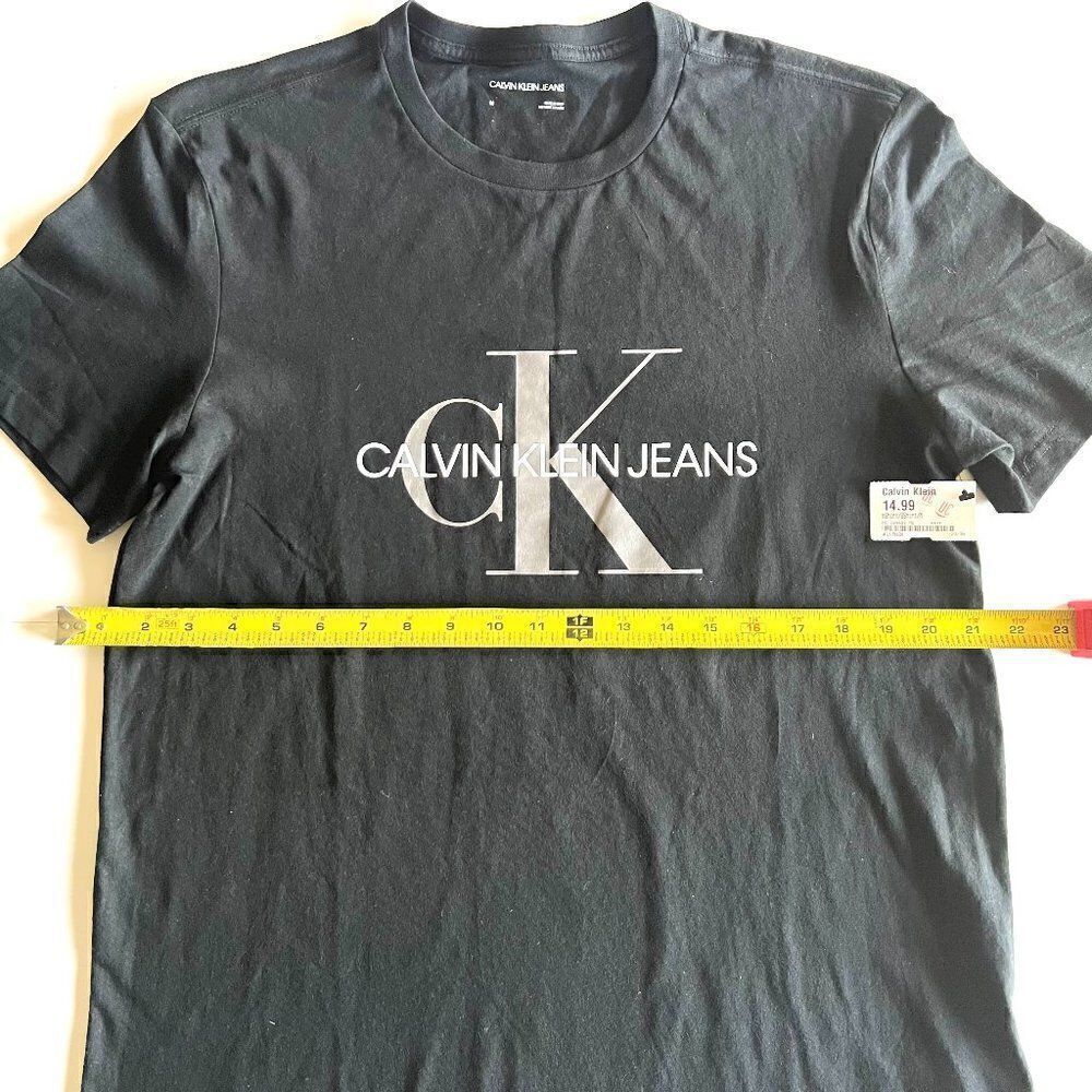 Calvin Klein Graphic Tee - Size: M